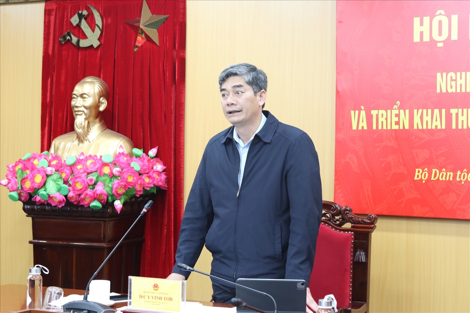 Thứ trưởng Bộ Dân tộc và Tôn giáo Y Vinh Tơr phát biểu tại cuộc họp
