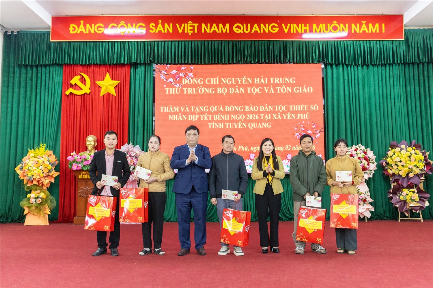 Thứ trưởng Bộ Dân tộc và Tôn giáo Nguyễn Hải Trung và Phó Chủ tịch HĐND tỉnh Tuyên Quang Lê Thị Thanh Trà trao tặng quà Tết đại biểu là các chức sắc, chức việc tôn giáo trên địa bàn xã Yên Phú