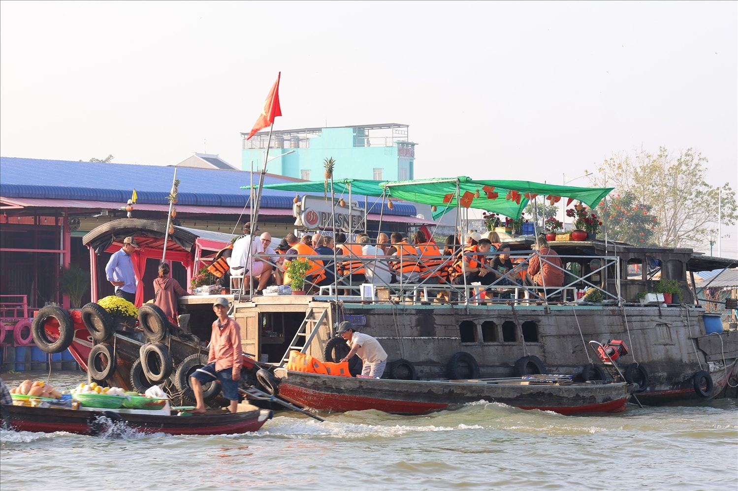 Chợ nổi Cái Răng là biểu tượng sinh động của văn hóa sông nước miền Tây Nam Bộ nói chung và Cần Thơ nói riêng