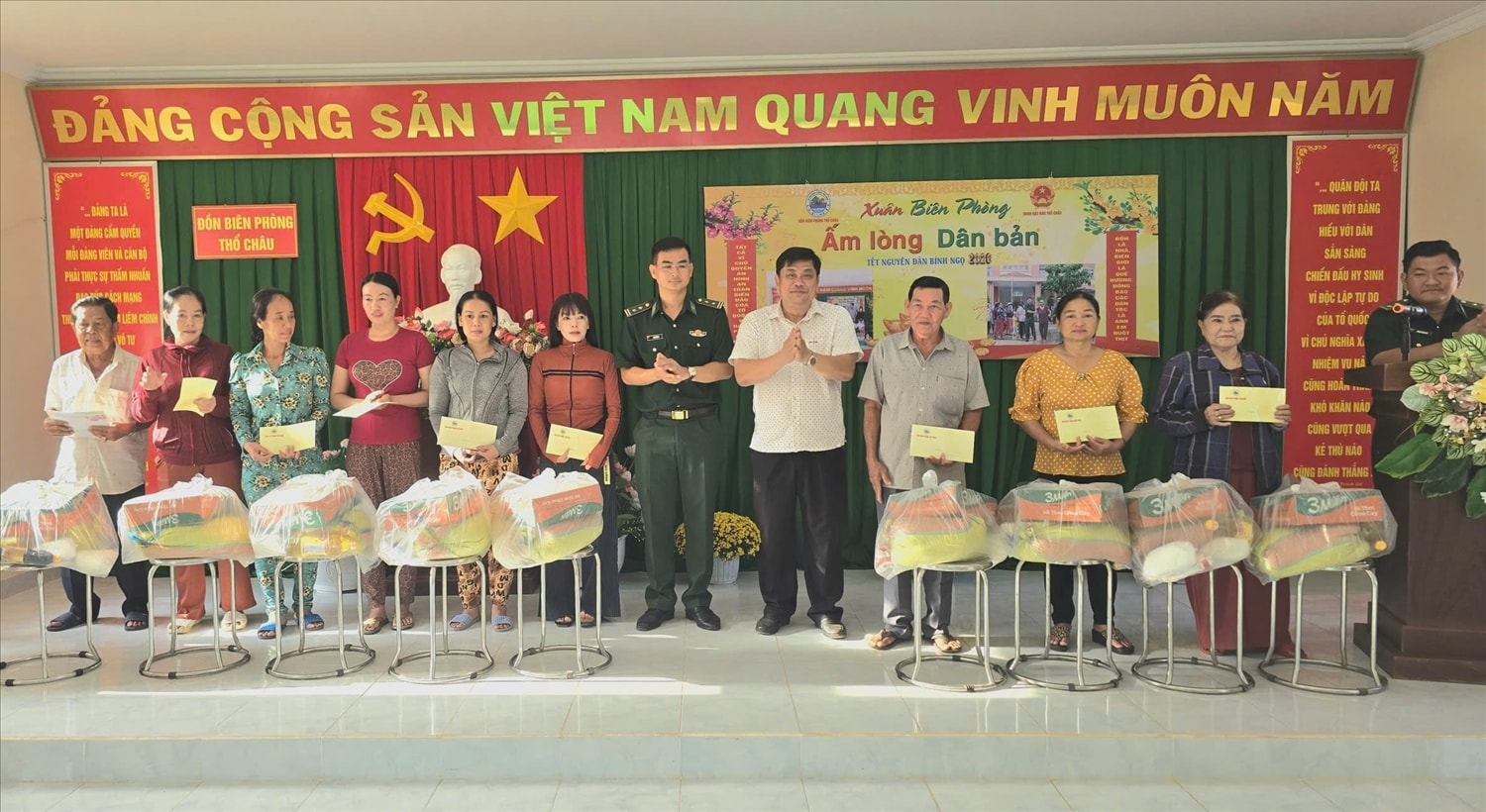 Ông Lâm Minh Hiển, Bí thư Đặc khu Thổ Châu cùng đại diện Đồn biên phòng trao quà đến các hộ gia đình có hoàn cảnh khó khăn 