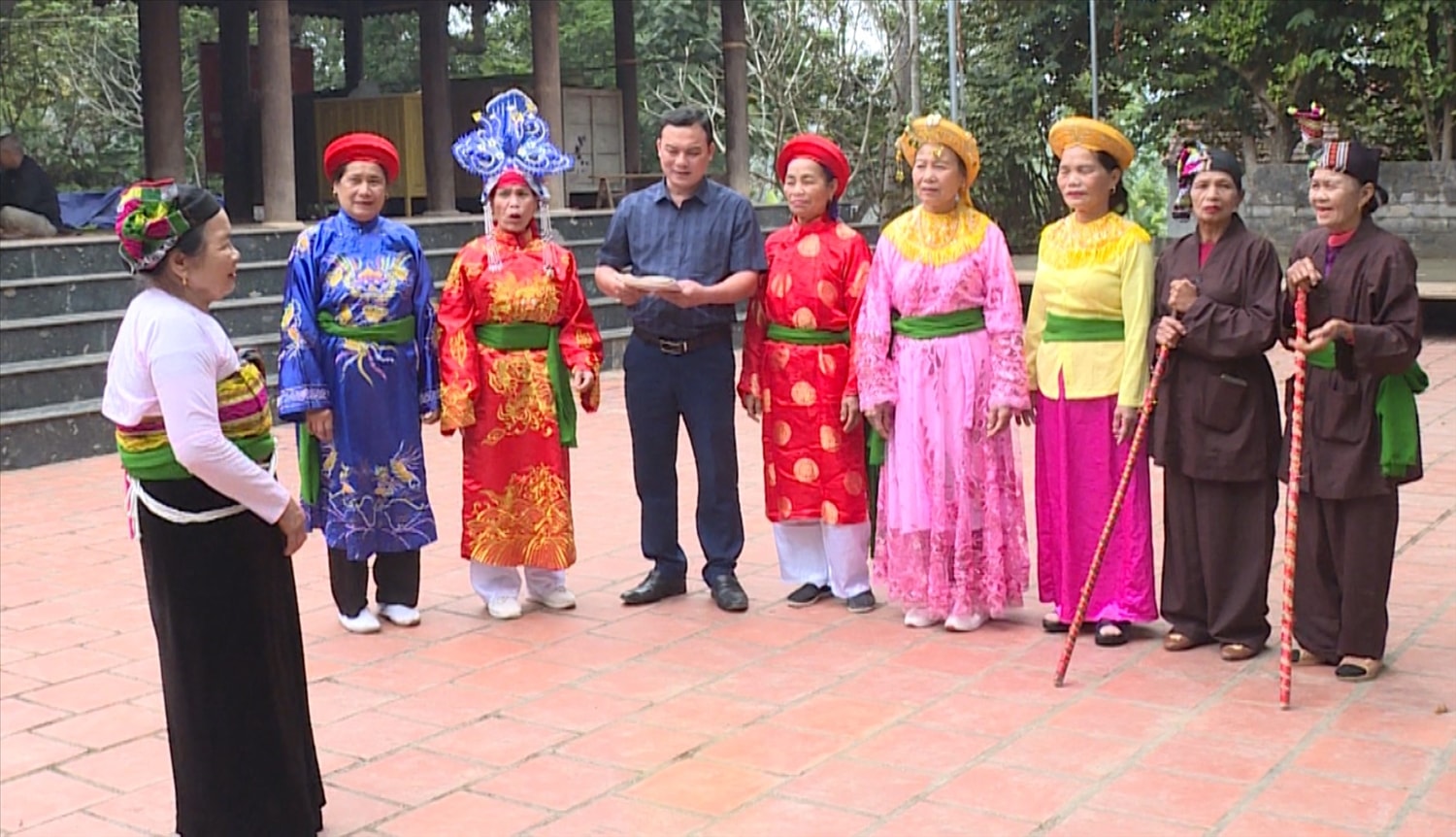 CLB hát bội thôn Vân Đình (xã Thành Vinh) cùng nhau tập luyện, gìn giữ và trao truyền những câu hát bội trên đất Mường.(ảnh Đức Dũng)