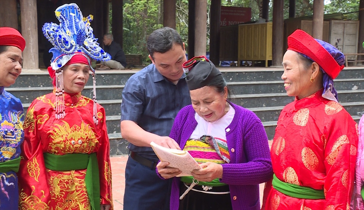 Bà Bùi Thị Phiêu (thứ 3 từ trái sang phải), Chủ nhiệm CLB hát bội xã Thành Vinh, cùng các thành viên trong một buổi tập.(ảnh Đức Dũng)