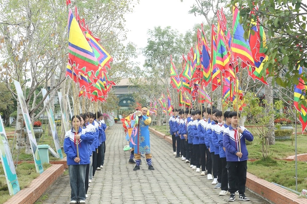 Đoàn rước nghi lễ thượng nêu tiến vào khuôn viên Di sản thế giới Thành nhà Hồ trong không khí trang nghiêm, rực rỡ sắc màu cờ hội truyền thống.