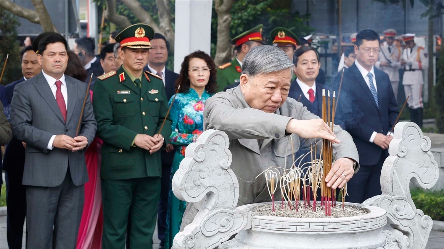 Tổng Bí thư Tô Lâm và Đoàn công tác Trung ương dâng hương tại Khu lưu niệm Tổng Bí thư Nguyễn Văn Cừ, tỉnh Bắc Ninh. (Ảnh: Thống Nhất/TTXVN)