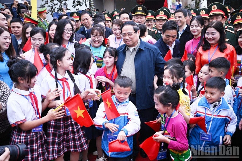 Thủ tướng Chính phủ Phạm Minh Chính ân cần thăm hỏi thầy cô, học sinh Trường Tiểu học Cẩm Thạch. (Ảnh: Trần Hải) 