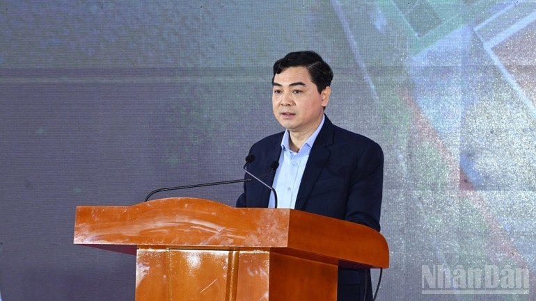 Chủ tịch UBND tỉnh Thanh Hóa Nguyễn Hoài Anh phát biểu ý kiến tại lễ khởi công. (Ảnh: Trần Hải) 