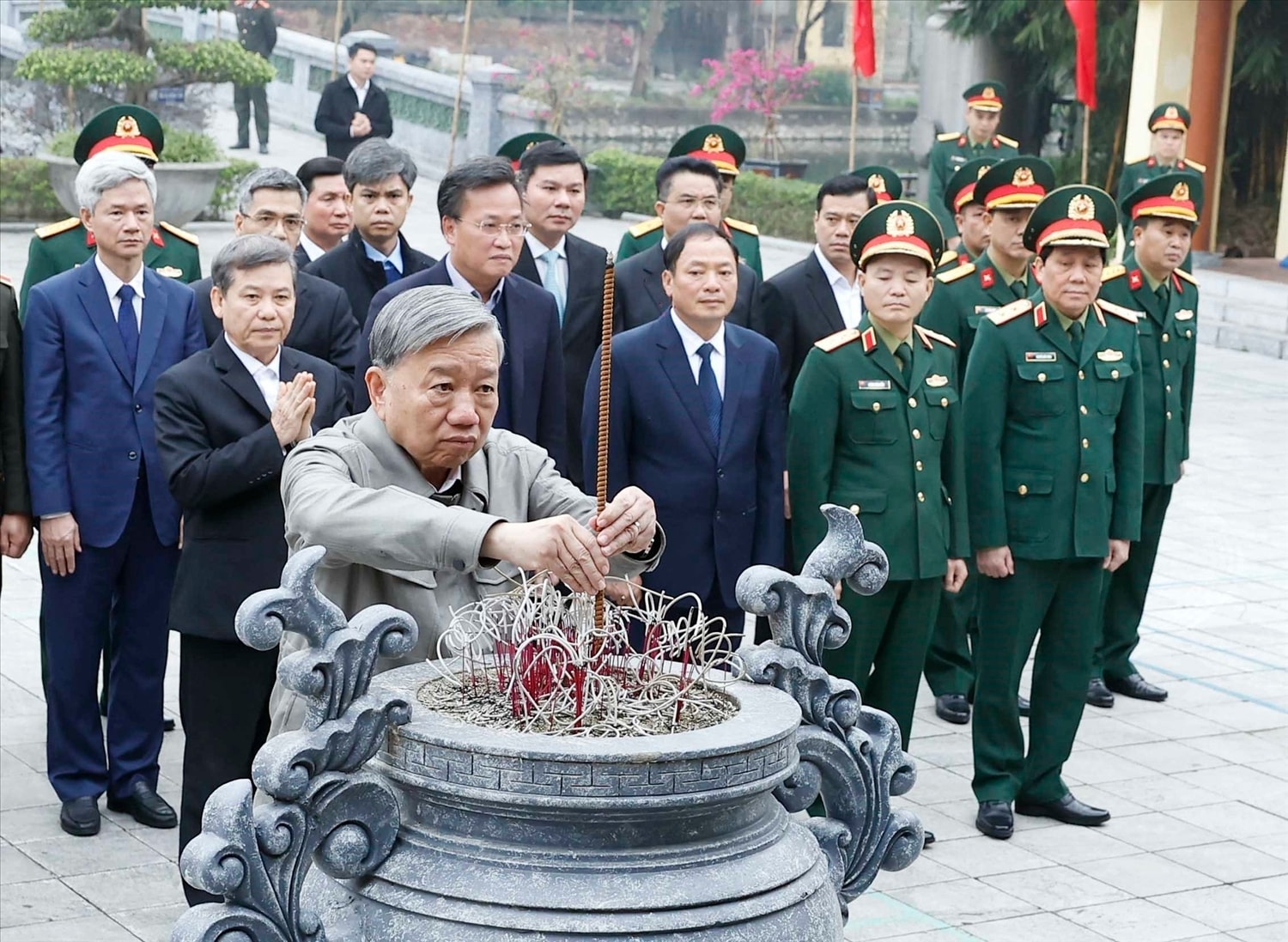 Tổng Bí thư Tô Lâm và Đoàn công tác Trung ương dâng hương tại Nhà tưởng niệm Tổng Bí thư Nguyễn Văn Linh ở xã Nguyễn Văn Linh, tỉnh Hưng Yên. (Ảnh: Thống Nhất/TTXVN)
