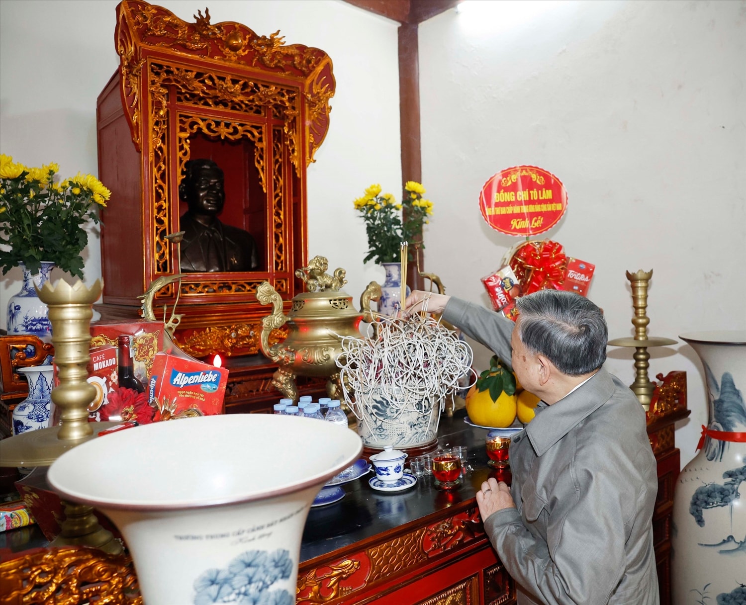 Tổng Bí thư Tô Lâm dâng hương tại Khu lưu niệm đồng chí Tô Hiệu, tỉnh Hưng Yên. (Ảnh: Thống Nhất/ TTXVN)
