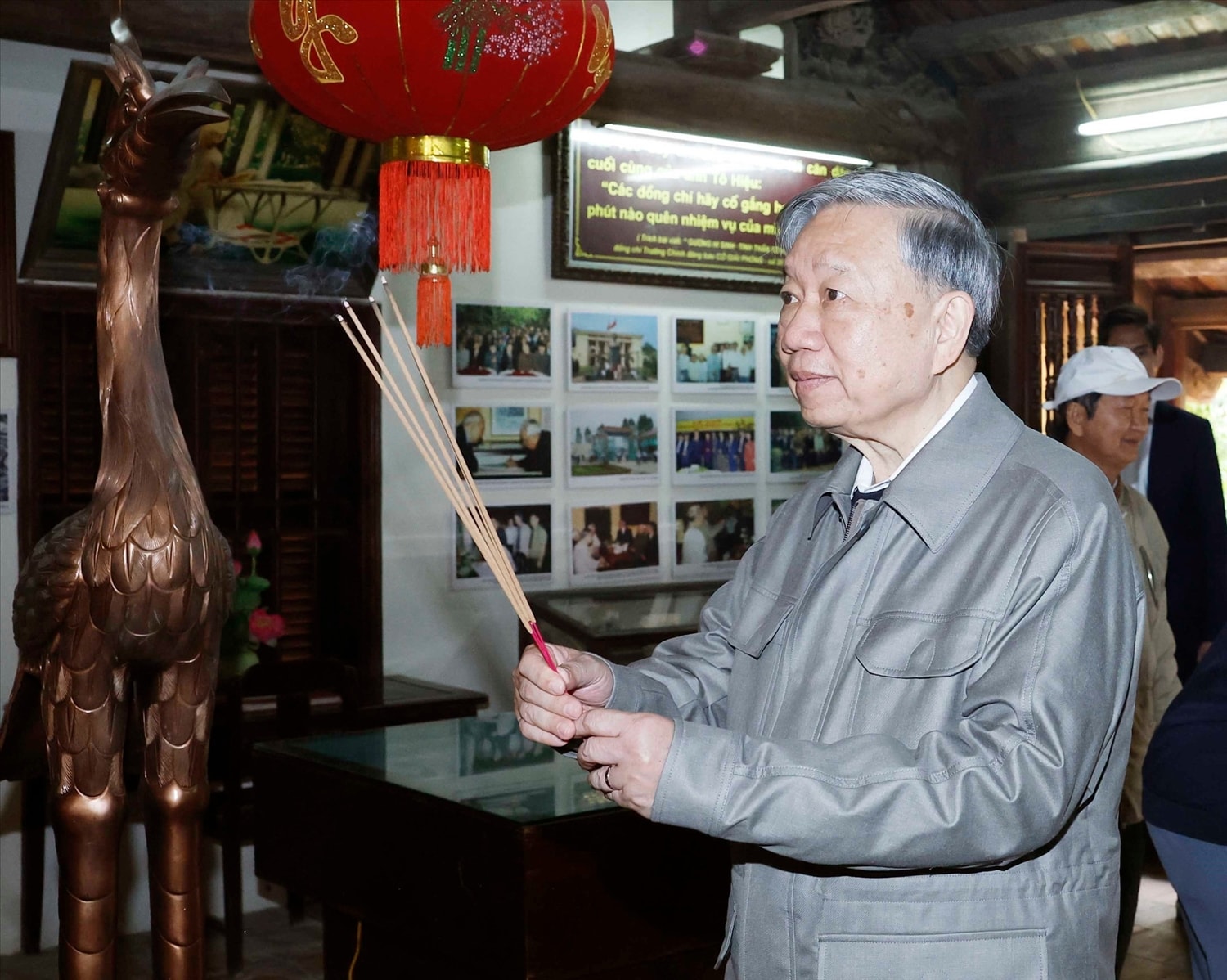 Tổng Bí thư Tô Lâm và Đoàn công tác Trung ương đến dâng hương tại Nhà tưởng niệm Tổng Bí thư Nguyễn Văn Linh ở xã Nguyễn Văn Linh, tỉnh Hưng Yên. (Ảnh: Thống Nhất/TTXVN)
