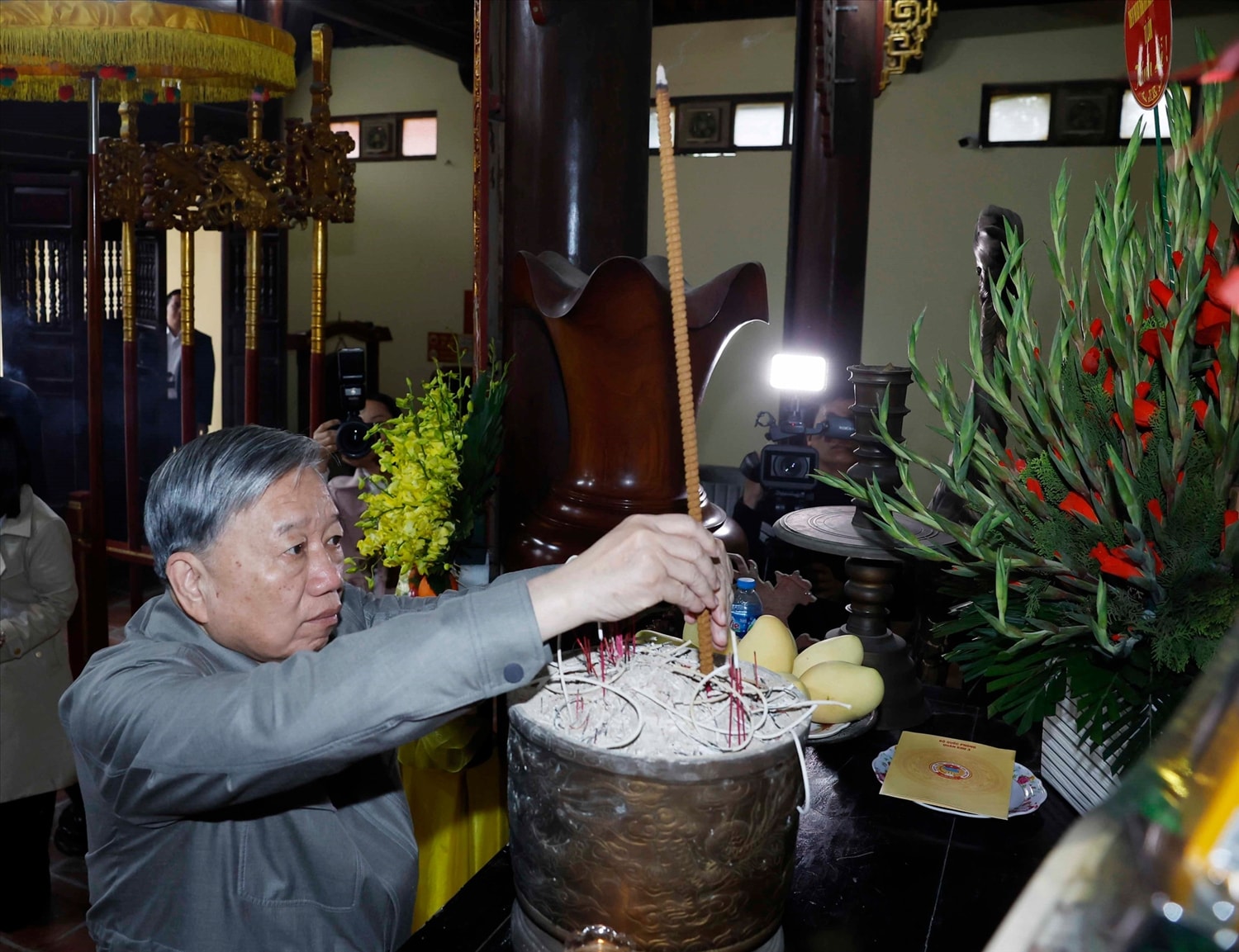 Tổng Bí thư Tô Lâm và Đoàn công tác Trung ương dâng hương tại Nhà tưởng niệm Tổng Bí thư Nguyễn Văn Linh ở xã Nguyễn Văn Linh, tỉnh Hưng Yên. (Ảnh: Thống Nhất/TTXVN)