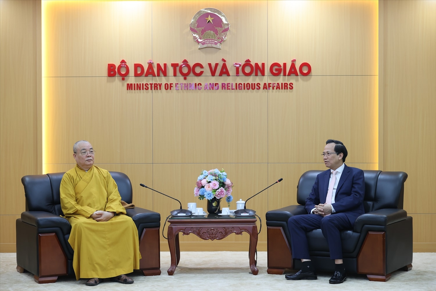 Bộ trưởng Bộ Dân tộc và Tôn giáo Đào Ngọc Dung thân mật tiếp đón đoàn Trung ương Giáo hội Phật giáo Việt Nam (Ảnh. Lê Anh Dũng)