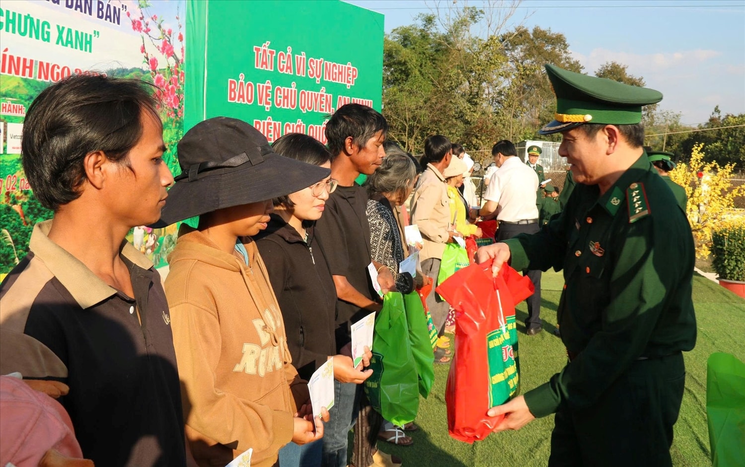 Ngoài việc tổ chức Ngày hội bánh chưng xanh, các cơ quan, đơn vị còn tặng quà cho các hộ nghèo, cận nghèo ở các thôn, làng vùng đồng bào DTTS tỉnh Quảng Ngãi