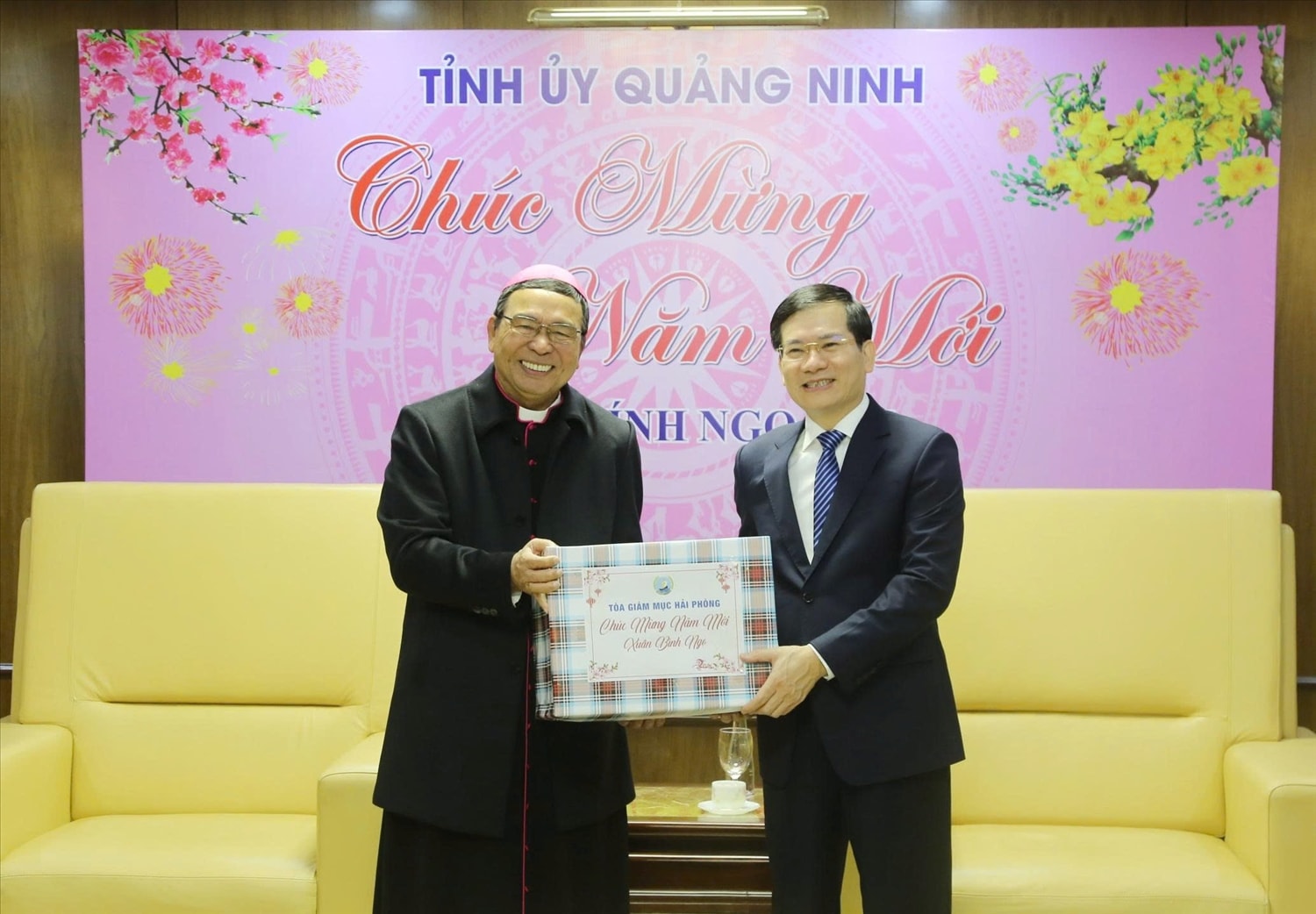 Phó Bí thư Tỉnh ủy, Chủ tịch Ủy ban MTTQ tỉnh Quảng Ninh Vũ Quyết Tiến đón nhận quà chúc Tết của Giám mục Vinh Sơn Nguyễn Văn Bản, Giám mục Chính tòa Giáo phận Hải Phòng