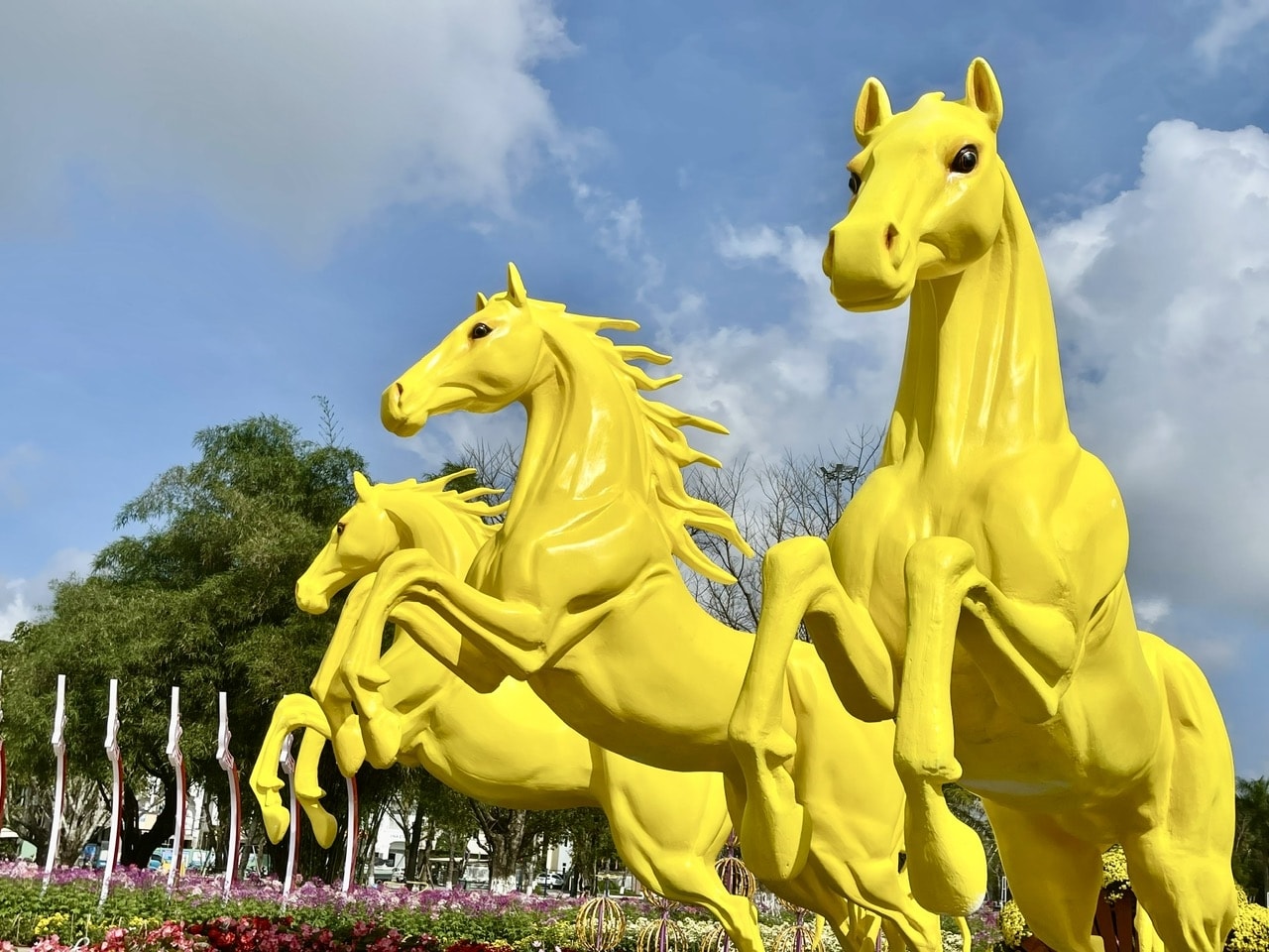 Tượng linh vật thể hiện sự mạnh mẽ, oai phong, tượng trưng cho ba miền Bắc, Trung, Nam cùng đoàn kết vươn mình trong kỷ nguyên mới. (Ảnh HT)