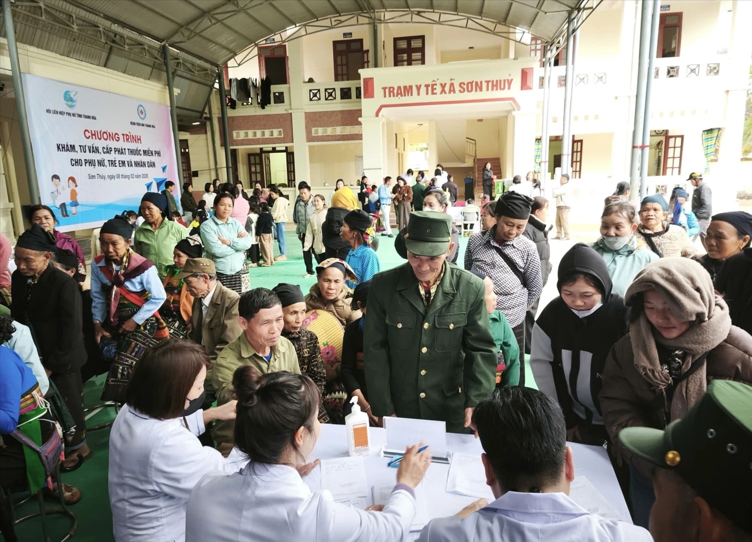 Đội ngũ bác sỹ Bệnh viện Nhi Thanh Hoá thăm khám bệnh cho người dân xã biên giới Sơn Thủy