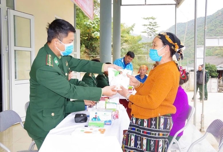 Cán bộ, chiến sĩ Bộ đội Biên phòng tỉnh thăm, khám sức khỏe và cấp phát thuốc miễn phí cho người dân vùng biên.