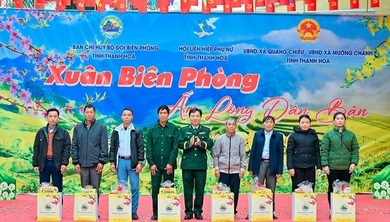 Đại tá Nguyễn Văn Đông, Phó Chính ủy Ban Chỉ huy BĐBP tỉnh trao quà tặng các già làng, trưởng bản, Người có uy tín, người bảo vệ đường biên, cột mốc.