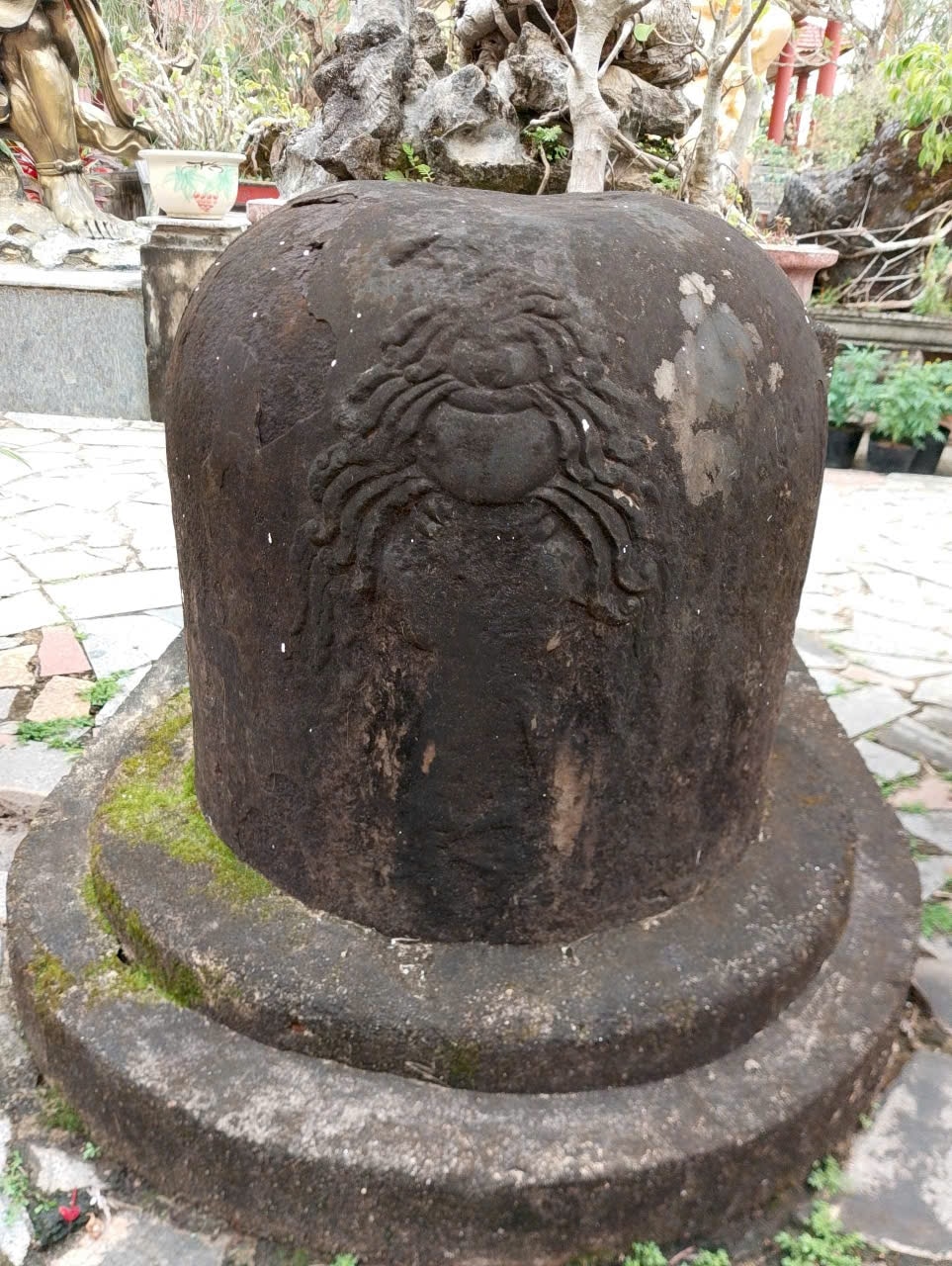 Linga nằm bên phải sau cổng vào chùa Thiên Trúc - Ảnh Xuân Hiền