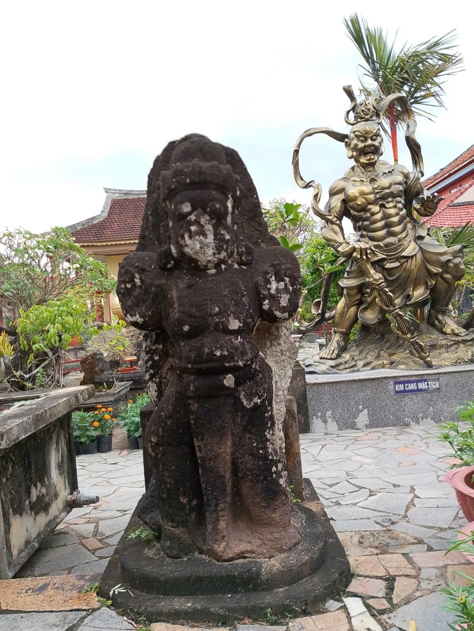 Tượng chim thần Garuđa nằm bên trái sau cổng vào chùa Thiên Trúc - ảnh Xuân Hiền