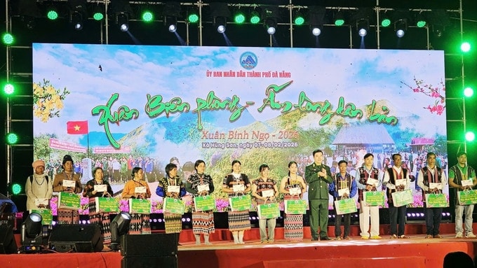 Ban Chỉ huy Bộ đội Biên phòng TP. Đà Nẵng trao tặng quà Tết dành cho các hộ nghèo, bị ảnh hưởng do thiên tai sạt lở tại xã biên giới Hùng Sơn, Đà Nẵng (Ảnh TL).