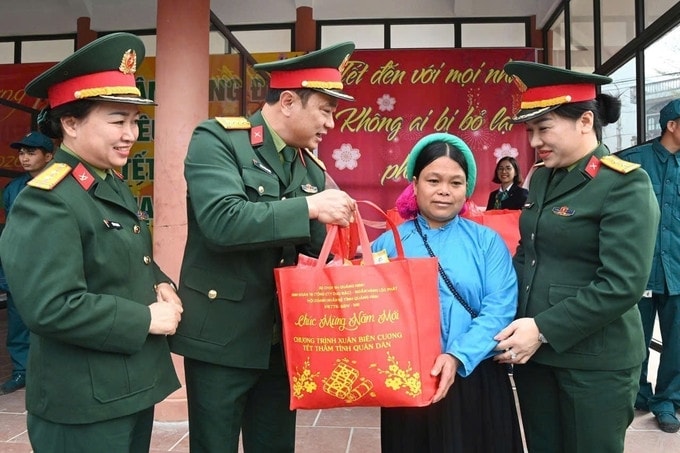 Đại tá Hoàng Văn Thuyết, Chính ủy Bộ Chỉ huy Quân sự tỉnh Quảng Ninh trao các suất quà cho người dân tại gian hàng 0 đồng. (Ảnh: TTXVN)