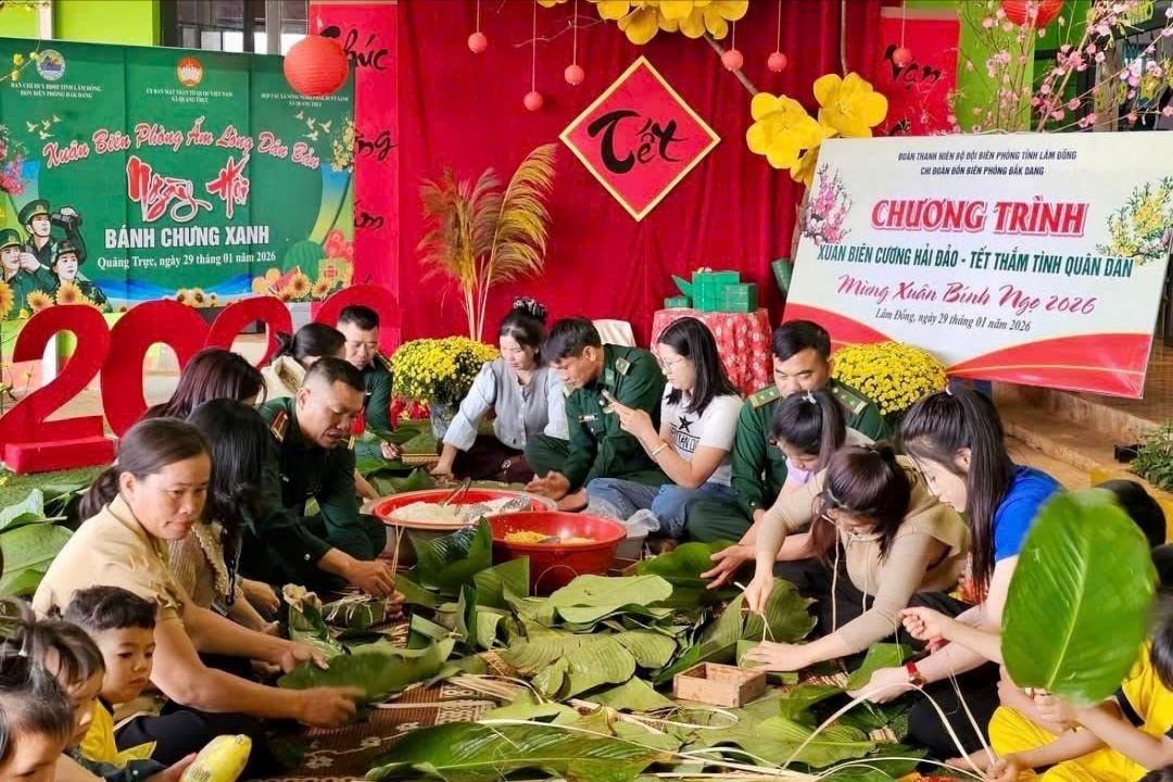 Các chiến sỹ biên phòng gói bánh chưng tại chương trình 
