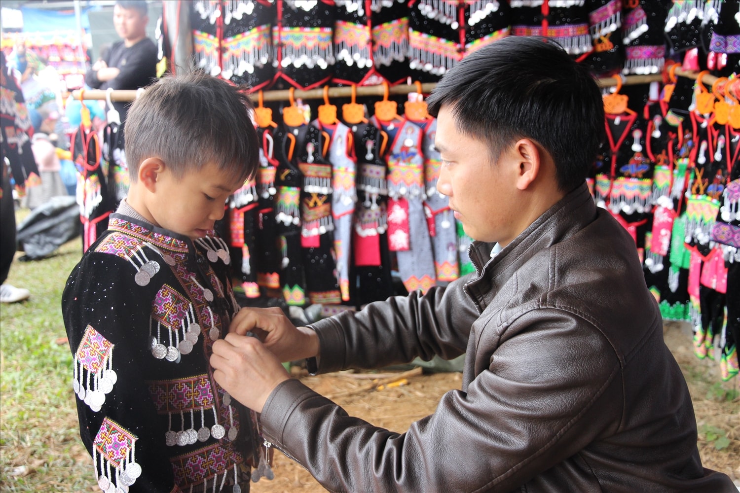 Con trẻ thích thú khi được cha mẹ mua cho quần áo mới. Ảnh Trọng Bảo