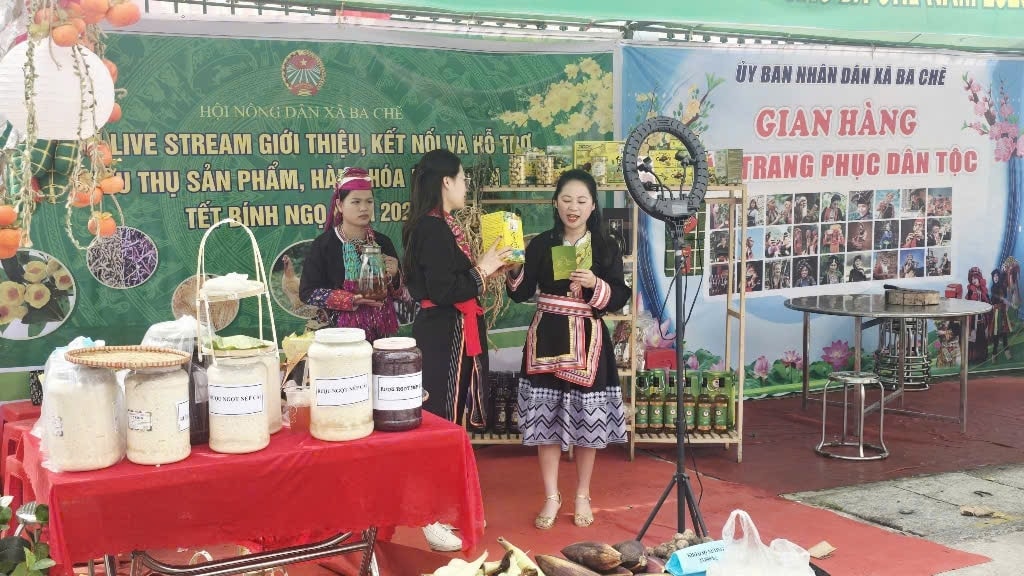 Nhiều gian hàng tổ chức livestream sản phẩm