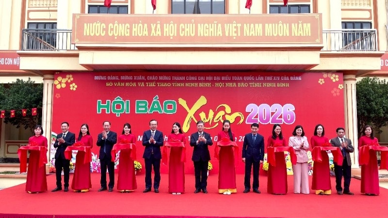 Các đại biểu cắt băng khai mạc Hội Báo Xuân Bính Ngọ 2026.(Ảnh CTV)