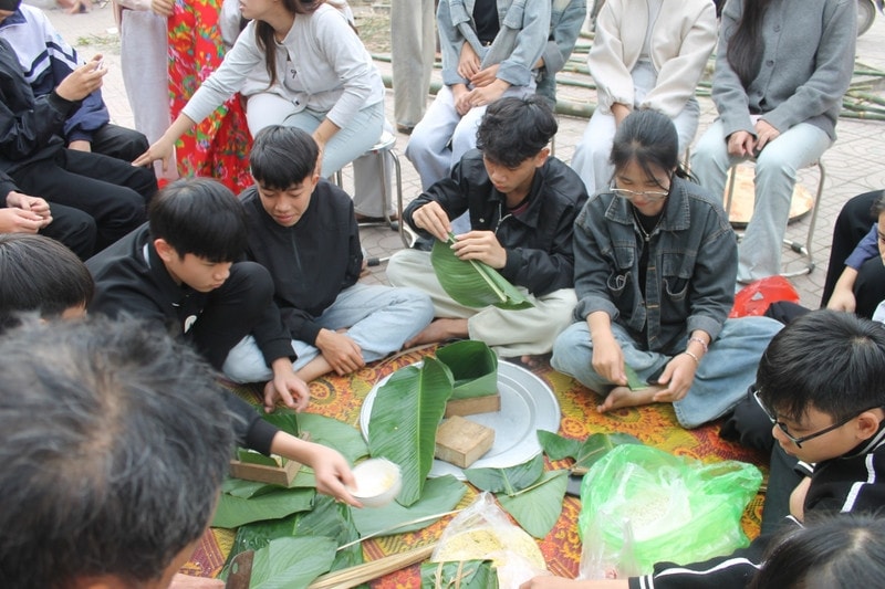 Học sinh được trải nghiệm gói bánh trong Ngày hội Xuân yêu thương - Tết sum vầy tại sân trường 