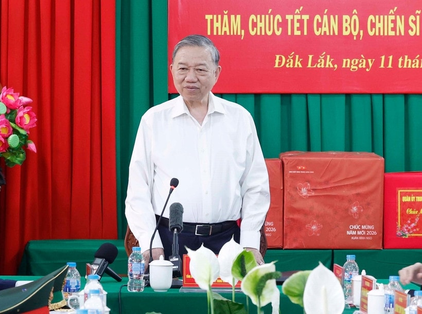 Tổng Bí thư ghi nhận và đánh giá cao tinh thần trách nhiệm, ý chí bền bỉ của cán bộ, chiến sĩ Đồn Biên phòng Ea H’Leo - Ảnh: TTXVN