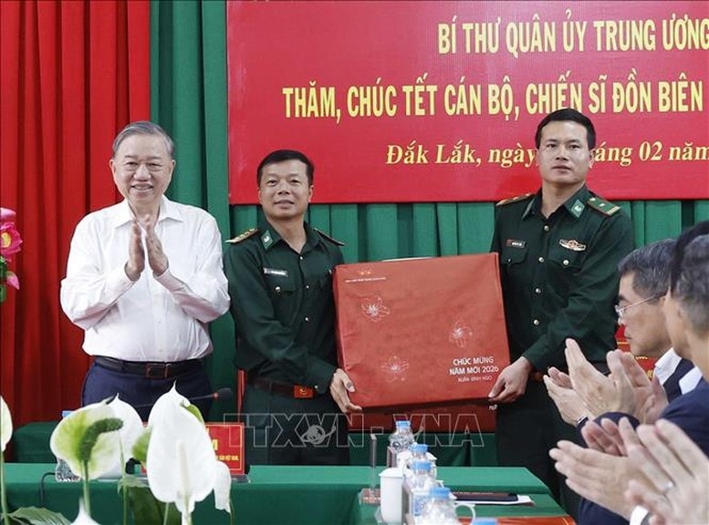 Tổng Bí thư Tô Lâm, Bí thư Quân ủy Trung ương tặng quà Tết cán bộ, chiến sĩ đồn biên phòng EA H’Leo, tỉnh Đắk Lắk - Ảnh: TTXVN