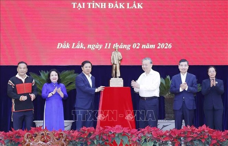 Tổng Bí thư Tô Lâm tặng bức tượng Bác Hồ cho Đảng bộ, chính quyền và Nhân dân tỉnh Đắk Lắk - Ảnh: TTXVN