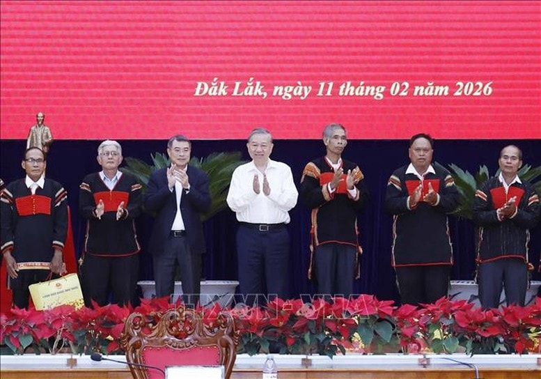 Tổng Bí thư Tô Lâm tặng quà cho các già làng, trưởng buôn tiêu biểu - Ảnh: TTXVN