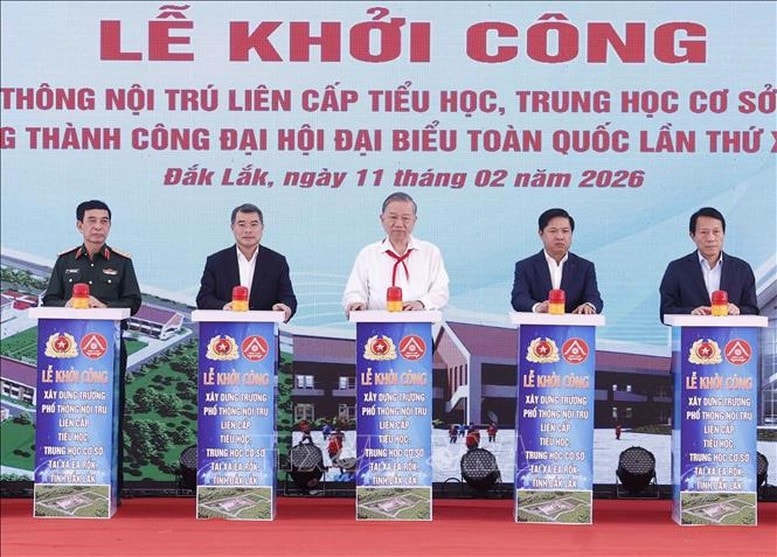 Tổng Bí thư Tô Lâm và các đại biểu phát lệnh khởi công xây dựng Trường Phổ thông nội trú liên cấp Tiểu học, Trung học cơ sở xã Ea Rốk (tỉnh Đắk Lắk) - Ảnh: TTXVN