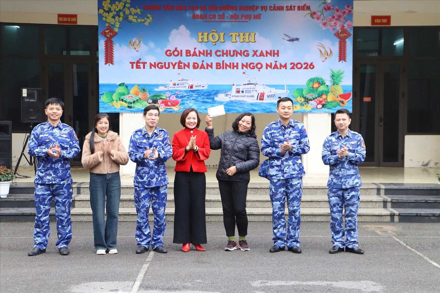 (TIN HẬU XIN NGOẠI GIAO - ĐÃ BT) Rộn ràng Hội thi gói bánh chưng xanh của Cảnh sát biển 7