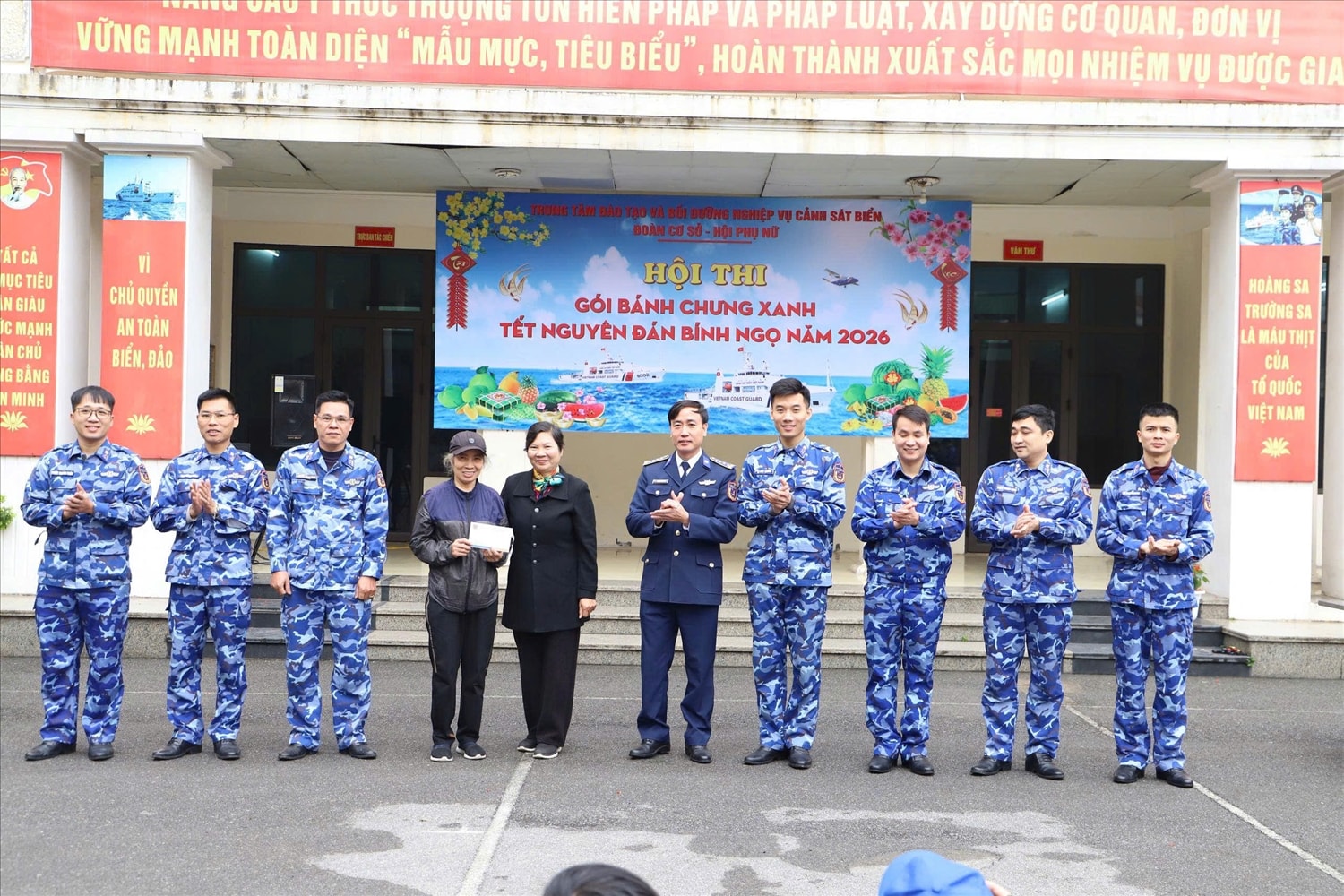 Ban Tổ chức trao giải Nhất cho Đội 3: Khoa Tàu thuyền phối hợp cùng 2 thành viên thuộc phường Kiên Hưng