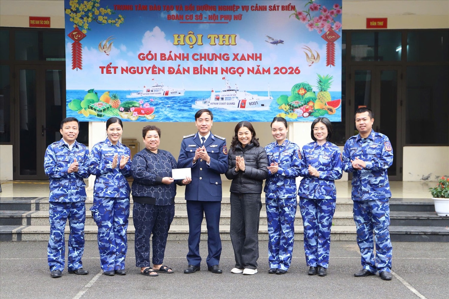 (TIN HẬU XIN NGOẠI GIAO - ĐÃ BT) Rộn ràng Hội thi gói bánh chưng xanh của Cảnh sát biển 8