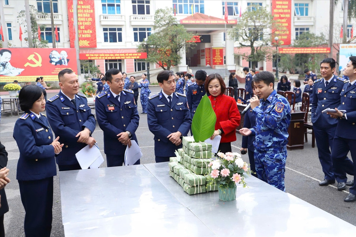 (TIN HẬU XIN NGOẠI GIAO - ĐÃ BT) Rộn ràng Hội thi gói bánh chưng xanh của Cảnh sát biển 2