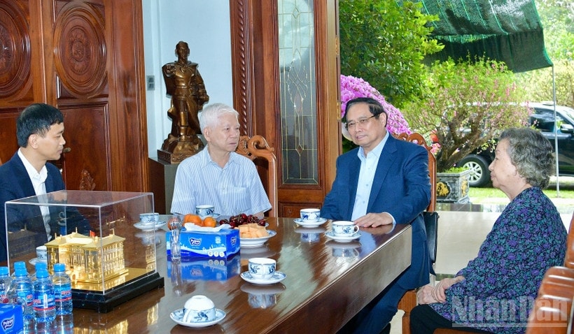 Thủ tướng Chính phủ Phạm Minh Chính thăm, chúc Tết nguyên Chủ tịch nước Nguyễn Minh Triết. (Ảnh: THANH GIANG) 