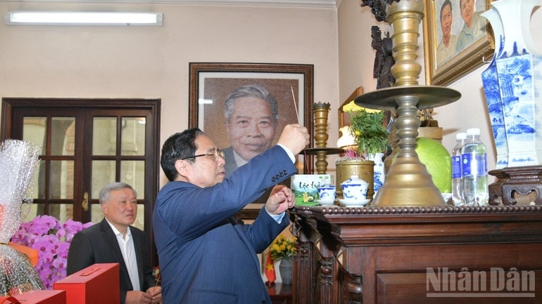 Thủ tướng Chính phủ Phạm Minh Chính dâng hương tưởng nhớ cố Chủ tịch Hội đồng Bộ trưởng Phạm Hùng. (Ảnh: THANH GIANG)