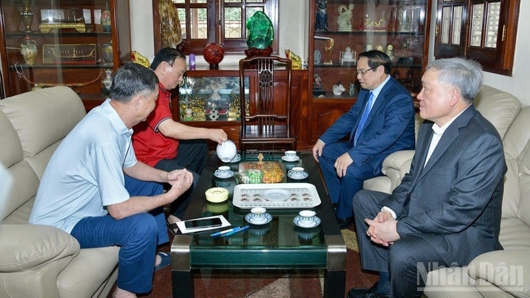 Thủ tướng Phạm Minh Chính ân cần thăm hỏi, chúc Tết thân nhân gia đình cố Thủ tướng Chính phủ Phan Văn Khải. (Ảnh: THANH GIANG)