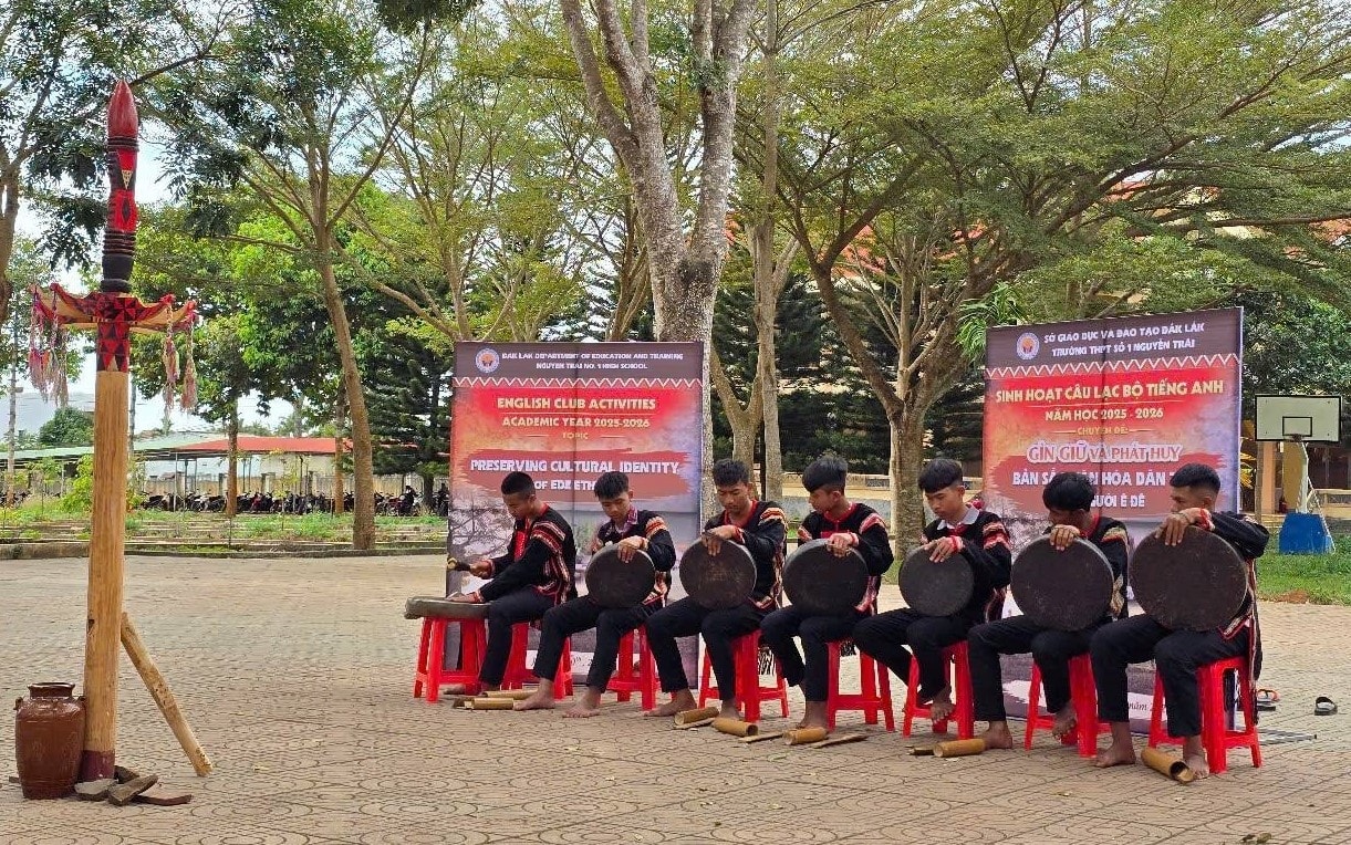 Tiếng cồng chiêng rộn rã sân trường