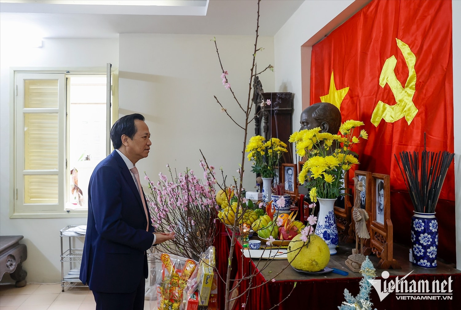 Bộ trưởng Bộ Dân tộc và Tôn giáo Đào Ngọc Dung thắp hương, tưởng nhớ cố Chủ tịch đoàn Chủ tịch Ủy ban Trung ương MTTQ Việt Nam Hoàng Quốc Việt