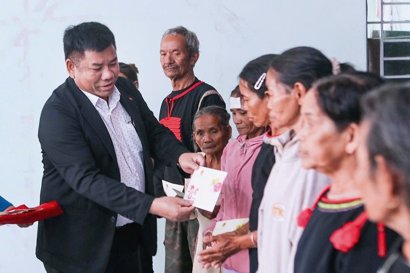 Thứ trưởng Y Thông thăm, chúc Tết đồng bào dân tộc thiểu số ở Khánh Hòa. Ảnh: Xuân Ngọc