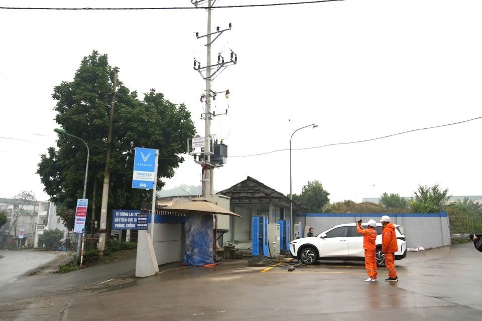 Điện lực Lào Cai tăng cường kiểm tra lưới điện, không để sự cố xảy ra (ảnh Trọng Bảo)