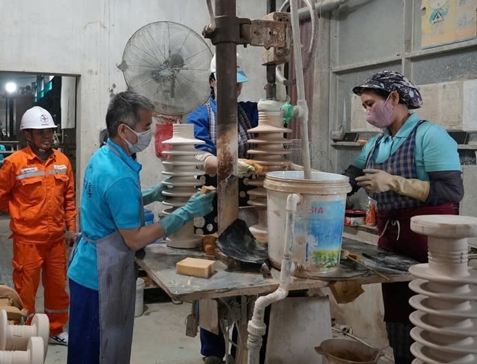 Công ty Cổ phần Sứ kỹ thuật Hoàng Liên Sơn là một trong những doanh nghiệp có sản lượng tiêu thụ điện lớn  (ảnh Trọng Bảo)