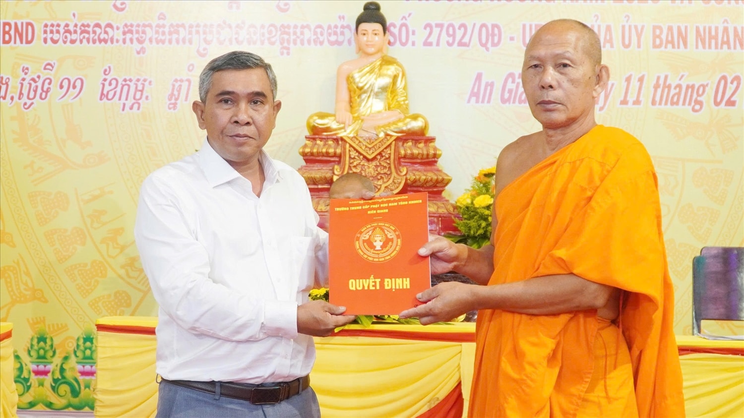 Thừa ủy quyền của UBND tỉnh An Giang, ông Danh Lắm, Phó Giám đốc Sở Dân tộc và Tôn giáo tỉnh An Giang, trao quyết định của UBND tỉnh cho Hội Đoàn kết sư sãi yêu nước tỉnh An Giang. (Ảnh: Danh Thành)