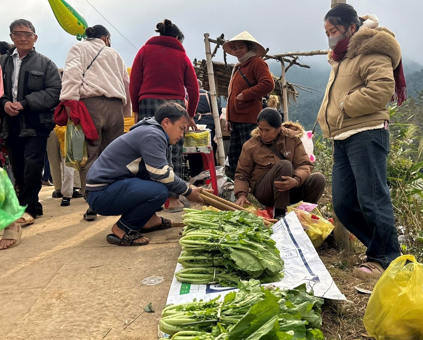 Chợ phiên Nhôn Mai chính là không gian sinh hoạt văn hóa cộng đồng giàu bản sắc nơi vùng cao biên giới - Ảnh: MN