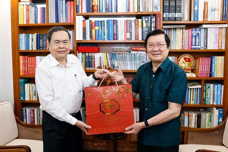 Chủ tịch Quốc hội Trần Thanh Mẫn tới thăm, chúc Tết nguyên Chủ tịch nước Trương Tấn Sang. Ảnh: Doãn Tấn/TTXVN